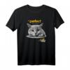 „Die perfekte Katze für mich“ British Kurzhaar T-Shirt – Klassisch geschnitten, doppelt genähter Saum für Katzenliebhaber