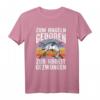 Herren Zum Angeln geboren zur Arbeit gezwungen - Lustiges Angler T-Shirt als Geschenk für Papa, Opa & Ehemann zum Vatertag oder Geburtstag