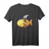Be Diffenent Goldfisch Hai T-Shirt mit Haiflosse - Lustiges Meerestier Design für Kinder, Damen und Herren, Perfekt als Geschenk für Fisch- und Hai-Fans