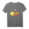 Be Diffenent Goldfisch Hai T-Shirt mit Haiflosse - Lustiges Meerestier Design für Kinder, Damen und Herren, Perfekt als Geschenk für Fisch- und Hai-Fans