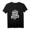 Never Giveup T-Shirt mit Arabischer Schrift - Motivationsshirt für Durchhaltevermögen & Kulturliebhaber