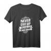 Never Giveup T-Shirt mit Arabischer Schrift - Motivationsshirt für Durchhaltevermögen & Kulturliebhaber