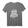 Never Giveup T-Shirt mit Arabischer Schrift - Motivationsshirt für Durchhaltevermögen & Kulturliebhaber