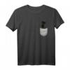 Süßer Riesen-Schnauzer Brust-Tasche Pocket T-Shirt für Hundebesitzer & Hundeliebhaber – Perfektes Geschenk zum Mutter- & Vatertag