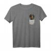 Dackel Teckel Dachshund Brust-Tasche Hundemotiv T-Shirt für Hundebesitzer & Hundeliebhaber – Perfektes Geschenk für Herrchen, Frauchen & Züchter