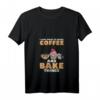 Damen T-Shirt 'Ich will nur Kaffee trinken und Dinge backen' mit Katzen – Perfekt für Bäckerinnen, Kaffeeliebhaberinnen und Katzenfans