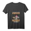 Damen T-Shirt 'Ich will nur Kaffee trinken und Dinge backen' mit Katzen – Perfekt für Bäckerinnen, Kaffeeliebhaberinnen und Katzenfans
