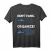 Don't Panic Organize Fischschwarm Hai T-Shirt – Mut, Organisation & Meeresmotivation für Fisch- und Meeresliebhaber