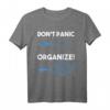 Don't Panic Organize Fischschwarm Hai T-Shirt – Mut, Organisation & Meeresmotivation für Fisch- und Meeresliebhaber