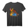 Hase und Bär Lustiges T-Shirt - Honigbank Überfall mit Spruch, Perfekt als Geschenk für Tier- und Humorliebhaber