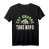 Eat Snacks Take Naps - Süßes Koala Bär Tier Kinder T-Shirt für Urlaub, Dschungelabenteuer & Geschenkideen
