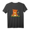 Kleiner Bär Honigbär Teddybär mit Biene T-Shirt – Niedliches Kinder T-Shirt, hochwertig, klassisch geschnitten