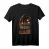 Herren Shirt 'This Bear Needs Coffee' in verschiedenen Farben - Lustiges Kaffee & Bär T-Shirt, perfekte Geschenkidee für Kaffeeliebhaber, Verschläfer & Freunde