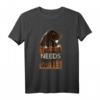 Herren Shirt 'This Bear Needs Coffee' in verschiedenen Farben - Lustiges Kaffee & Bär T-Shirt, perfekte Geschenkidee für Kaffeeliebhaber, Verschläfer & Freunde