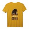 Herren Shirt 'This Bear Needs Coffee' in verschiedenen Farben - Lustiges Kaffee & Bär T-Shirt, perfekte Geschenkidee für Kaffeeliebhaber, Verschläfer & Freunde