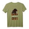 Herren Shirt 'This Bear Needs Coffee' in verschiedenen Farben - Lustiges Kaffee & Bär T-Shirt, perfekte Geschenkidee für Kaffeeliebhaber, Verschläfer & Freunde