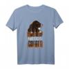Herren Shirt 'This Bear Needs Coffee' in verschiedenen Farben - Lustiges Kaffee & Bär T-Shirt, perfekte Geschenkidee für Kaffeeliebhaber, Verschläfer & Freunde