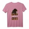 Herren Shirt 'This Bear Needs Coffee' in verschiedenen Farben - Lustiges Kaffee & Bär T-Shirt, perfekte Geschenkidee für Kaffeeliebhaber, Verschläfer & Freunde