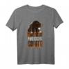 Herren Shirt 'This Bear Needs Coffee' in verschiedenen Farben - Lustiges Kaffee & Bär T-Shirt, perfekte Geschenkidee für Kaffeeliebhaber, Verschläfer & Freunde