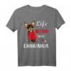 Mit Chihuahua ist das Leben besser T-Shirt – Lustiges Hundemotiv für Chihuahua-Fans und Hunde Liebhaber