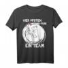 Vier Pfoten, Zwei Füße - Ein Team Katzen T-Shirt für Katzenliebhaber und Fans - Lustiges Geschenk für Tierfreunde