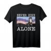 Never Hike Alone Berner Sennenhund Wandern T-Shirt – Lustiges Hundeliebhaber Geschenk für Spaziergänge und Abenteuer