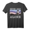 Never Hike Alone Berner Sennenhund Wandern T-Shirt – Lustiges Hundeliebhaber Geschenk für Spaziergänge und Abenteuer
