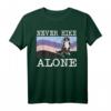 Never Hike Alone Berner Sennenhund Wandern T-Shirt – Lustiges Hundeliebhaber Geschenk für Spaziergänge und Abenteuer