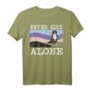 Never Hike Alone Berner Sennenhund Wandern T-Shirt – Lustiges Hundeliebhaber Geschenk für Spaziergänge und Abenteuer