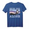 Never Hike Alone Berner Sennenhund Wandern T-Shirt – Lustiges Hundeliebhaber Geschenk für Spaziergänge und Abenteuer