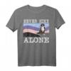 Never Hike Alone Berner Sennenhund Wandern T-Shirt – Lustiges Hundeliebhaber Geschenk für Spaziergänge und Abenteuer