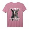 Kaffee Humor Lustiges Sarkasmus Boston Terrier T-Shirt – Witziges Hundemotiv für Tierliebhaber und Kaffeefans
