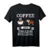 Englische Bulldogge Kaffee T-Shirt – Süßes Geschenk für Hundeliebhaber, Kaffee-Fans & Tierfreunde zu Weihnachten, Geburtstag oder Thanksgiving