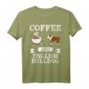 Englische Bulldogge Kaffee T-Shirt – Süßes Geschenk für Hundeliebhaber, Kaffee-Fans & Tierfreunde zu Weihnachten, Geburtstag oder Thanksgiving