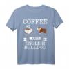 Englische Bulldogge Kaffee T-Shirt – Süßes Geschenk für Hundeliebhaber, Kaffee-Fans & Tierfreunde zu Weihnachten, Geburtstag oder Thanksgiving