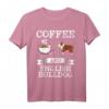 Englische Bulldogge Kaffee T-Shirt – Süßes Geschenk für Hundeliebhaber, Kaffee-Fans & Tierfreunde zu Weihnachten, Geburtstag oder Thanksgiving