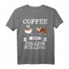 Englische Bulldogge Kaffee T-Shirt – Süßes Geschenk für Hundeliebhaber, Kaffee-Fans & Tierfreunde zu Weihnachten, Geburtstag oder Thanksgiving
