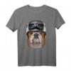 Mürrische englische Bulldogge im Motorrad Sturzhelm T-Shirt – Lustiges Tiermotiv für Hundeliebhaber und Motorradfans