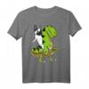 Französische Bulldogge auf T-Rex Dinosaurier Kinder T-Shirt - Lustiges Kinder Shirt für Jungen und Mädchen