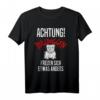 Lustiges Englische Bulldogge T-Shirt - Achtung! Bulldoggen freuen sich etwas anders - Perfekt als Geschenk für Bulldoggenbesitzer, Züchter & Hundeliebhaber