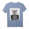 Staffordshire Bullterrier mit Halsband im Hunde-Gefängnis T-Shirt – Lustiges Geschenk für Hundeliebhaber, Züchter & Hundebesitzer zu Geburtstag, Weihnachten und Welpenwurf