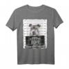Staffordshire Bullterrier mit Halsband im Hunde-Gefängnis T-Shirt – Lustiges Geschenk für Hundeliebhaber, Züchter & Hundebesitzer zu Geburtstag, Weihnachten und Welpenwurf
