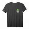 Chamäleon in Brusttasche Leguane Zucht Reptilien Geschenk T-Shirt – Perfekt für Reptilienliebhaber, Züchter & Farbwechsel-Fans zu Weihnachten & Geburtstag