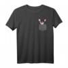 Chihuahua in Pocket HapFrog T-Shirt - Niedliches Hundemotiv, klassisch geschnitten, doppelt genähter Saum