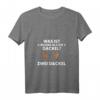 Damen T-Shirt: Was ist besser als ein Dackel - Zwei Dackel V-Ausschnitt, lustiges Hundespruch Geschenk für Hundeliebhaber