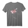 Sphynx Katze Liegt Im Bett Und Schläft Auf Einem Kissen T-Shirt – Perfekt für Katzenliebhaber, Morgenmuffel & Freunde haarloser Katzen