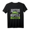 Funny One More Reptile T-Shirt mit Gecko, Eidechse & Schlange – Lustiges Tierliebhaber-Shirt für Reptilien-, Schlangen- & Herpetologie-Fans