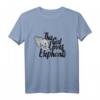 This Girl Loves Elefanten T-Shirt - Stylisches Elefanten Lover T-Shirt für Tierfans mit klassischem Schnitt