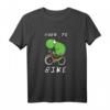 Born to Bike Fahrrad T-Shirt mit Frosch Motiv – Lustiges Comic Style Radfahrer Shirt für Kinder, Teens & Erwachsene, Perfektes Geschenk zu Weihnachten & Geburtstag