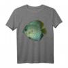 Blauer Discus Tropischer Fisch T-Shirt – Klassisch geschnitten, doppelt genähter Saum, perfekt für Meeres- und Aquarienliebhaber